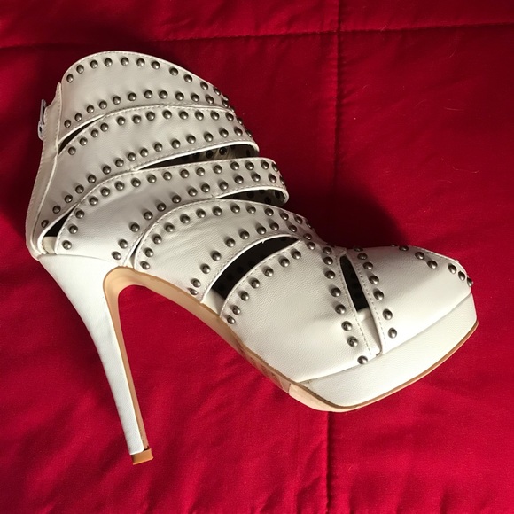 🔲⚫️”NWB”⚫️🔲 UNIQUE WHITE STUDDED PLATFORMS HEELS - Picture 4 of 7